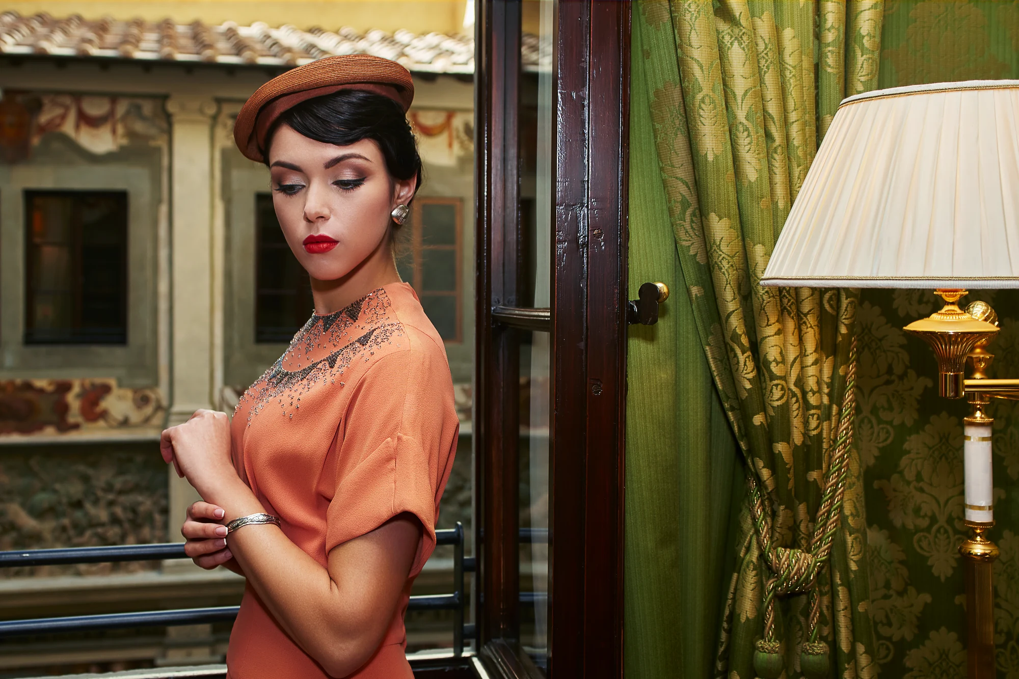 Vintage style portrait in Florence photographed on a historic balcony by a professional photographer in Florence (Yulia Lazerson)