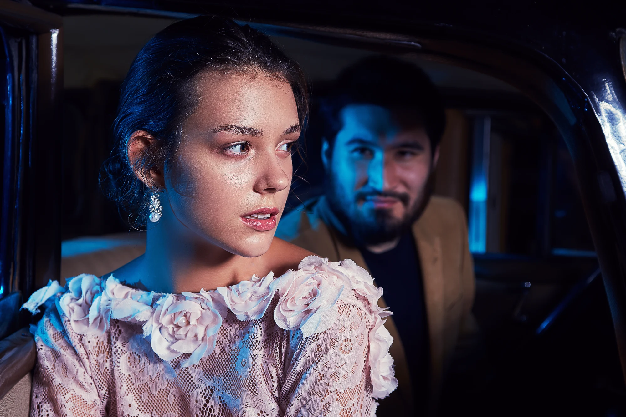 Wedding photographer in Italy capturing bride and groom in classic car at night