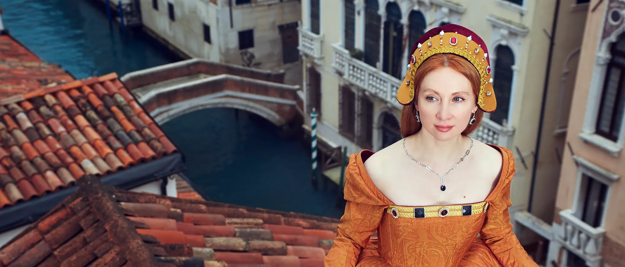 Женщина в историческом костюме на фоне Венецианского канала и старинной архитектуры