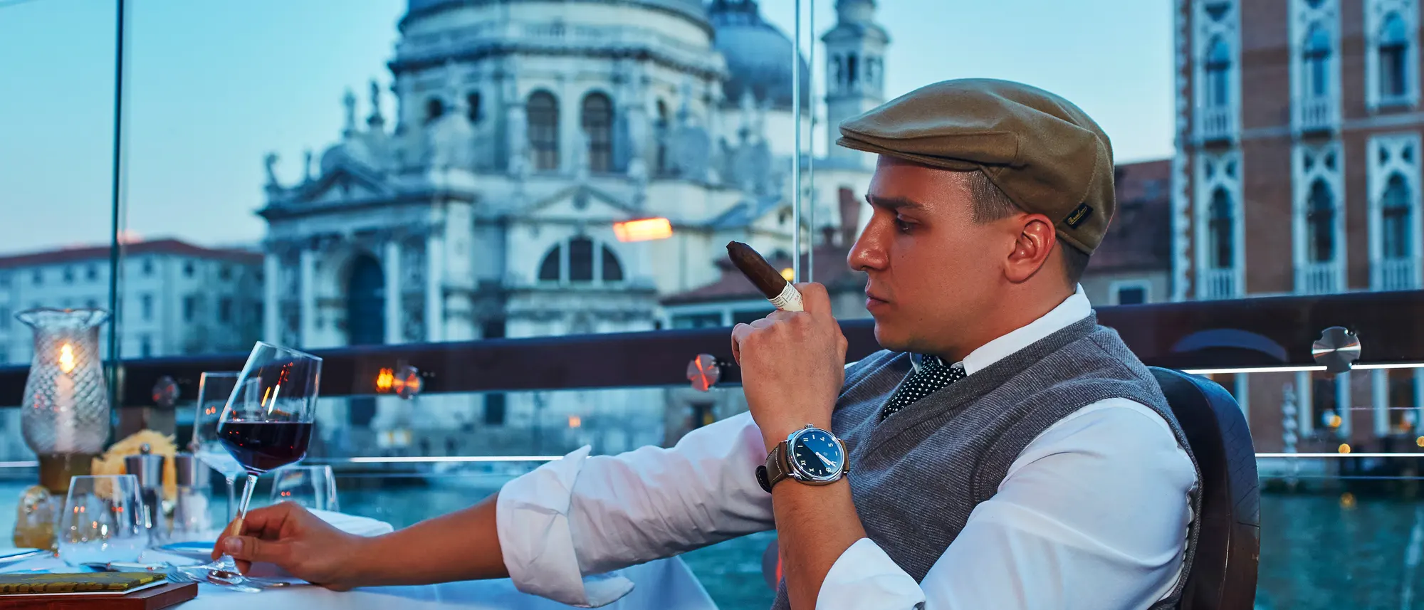 Стильный мужчина с сигарой и бокалом вина в элегантной атмосфере Италии