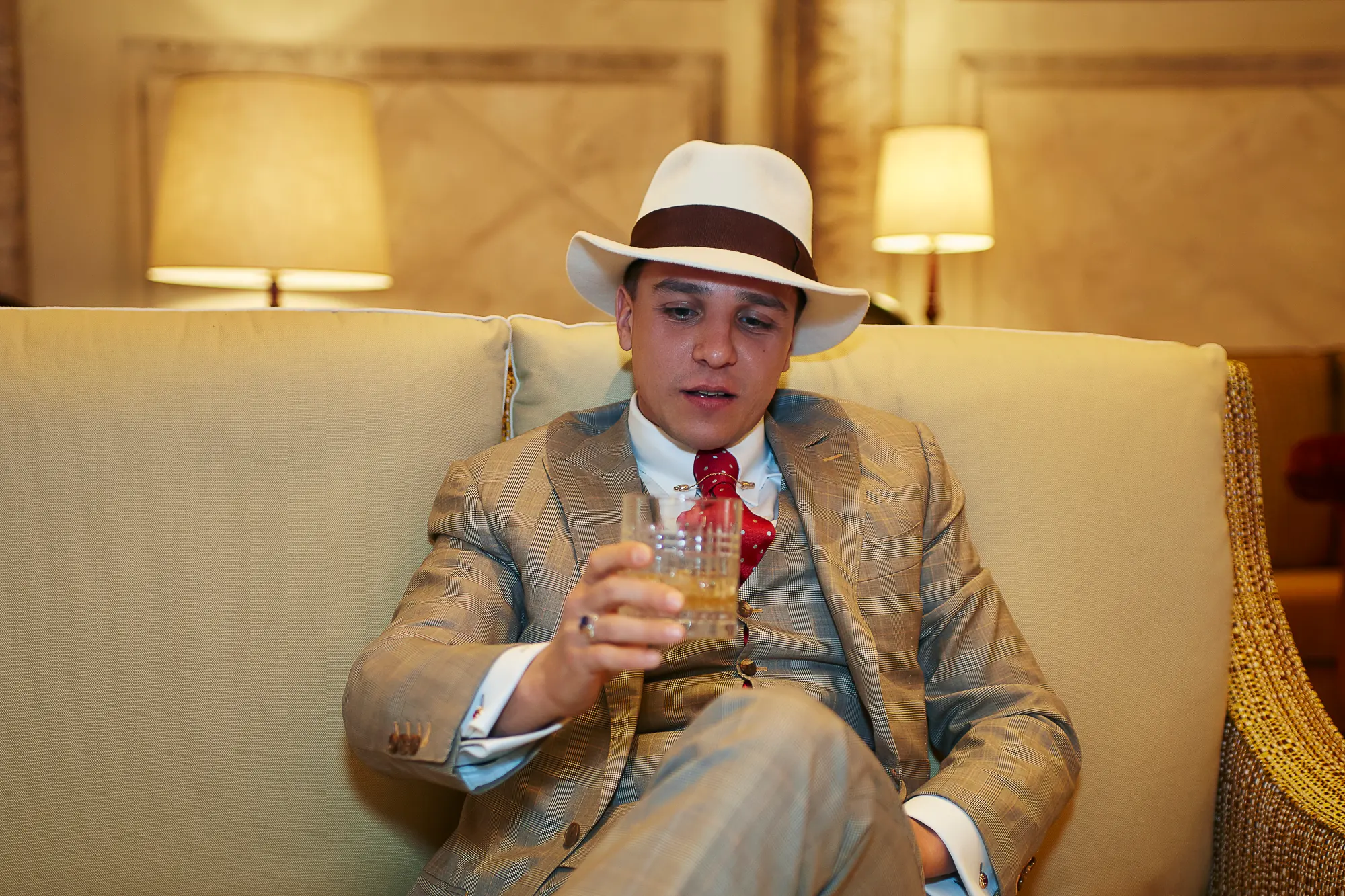 Мужской портрет в винтажном костюме в лаунже роскошного отеля в Милане