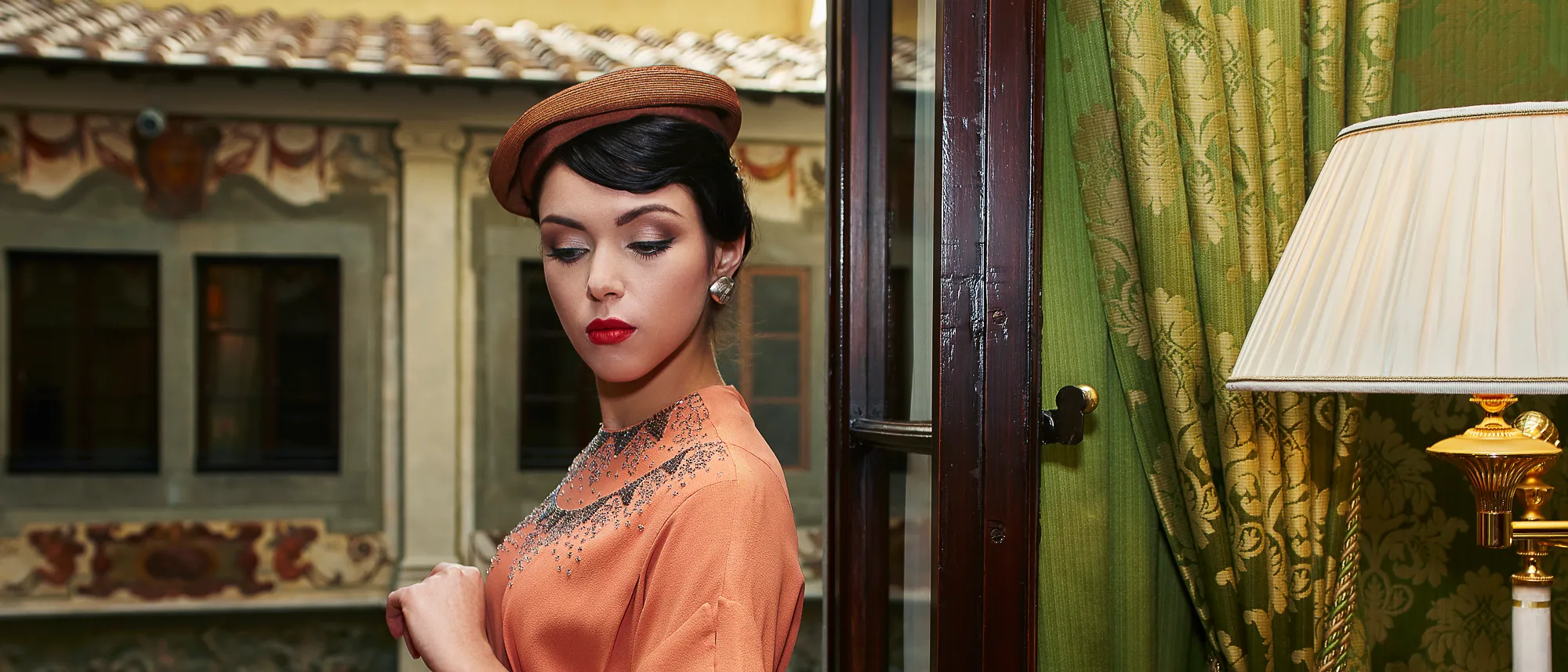 Модный портрет элегантной женщины в винтажной шляпе в атмосфере Милана