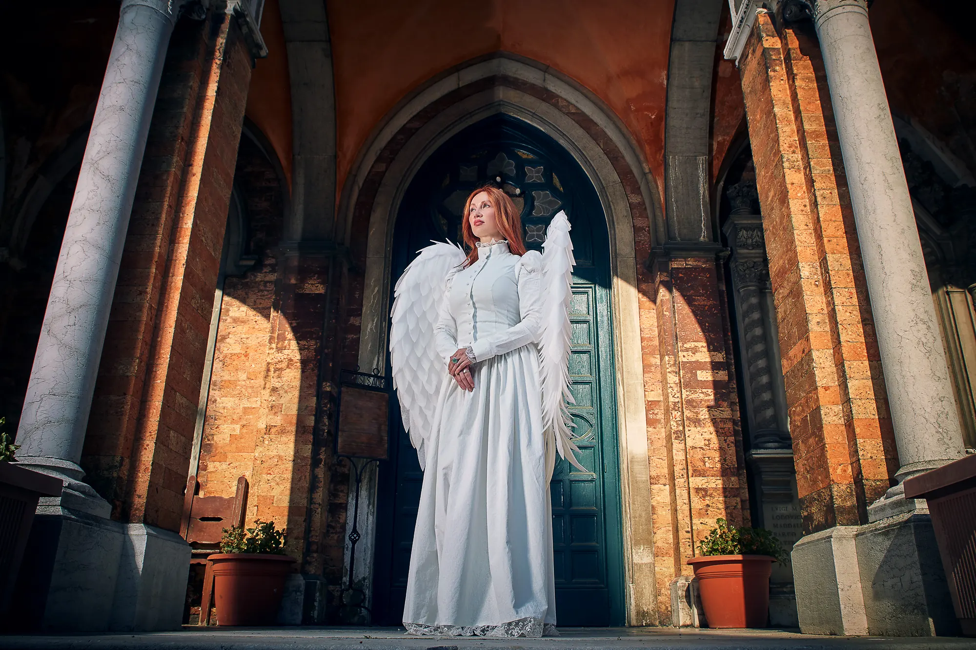 Креативный портрет женщины в образе ангела в Вероне, вечерняя съемка