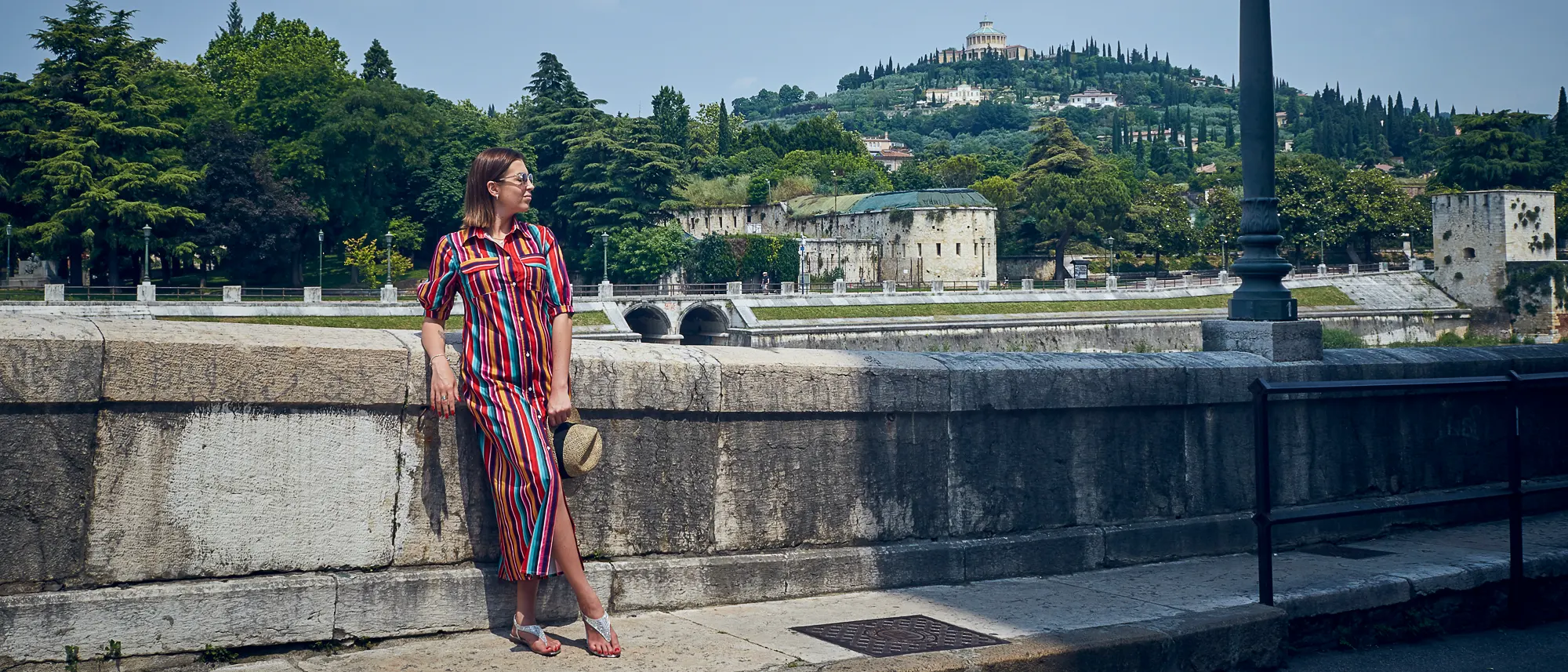 Фотосессия в Вероне — стильный женский портрет на фоне реки Адидже и холмов